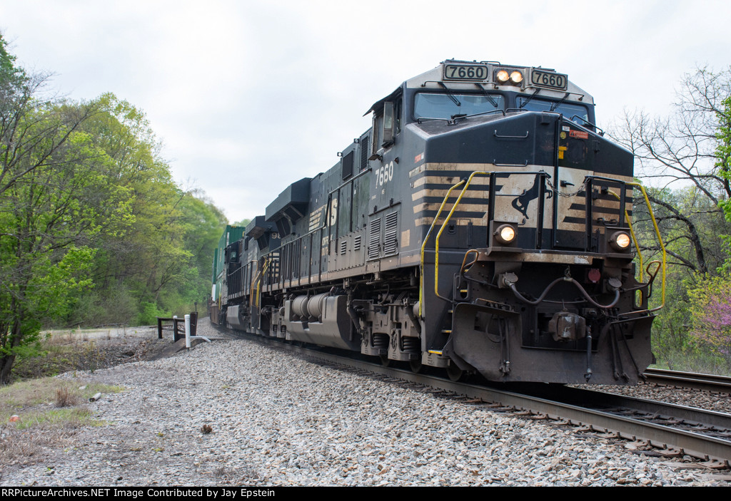 NS 7660 rounds the bend at Montgomery
